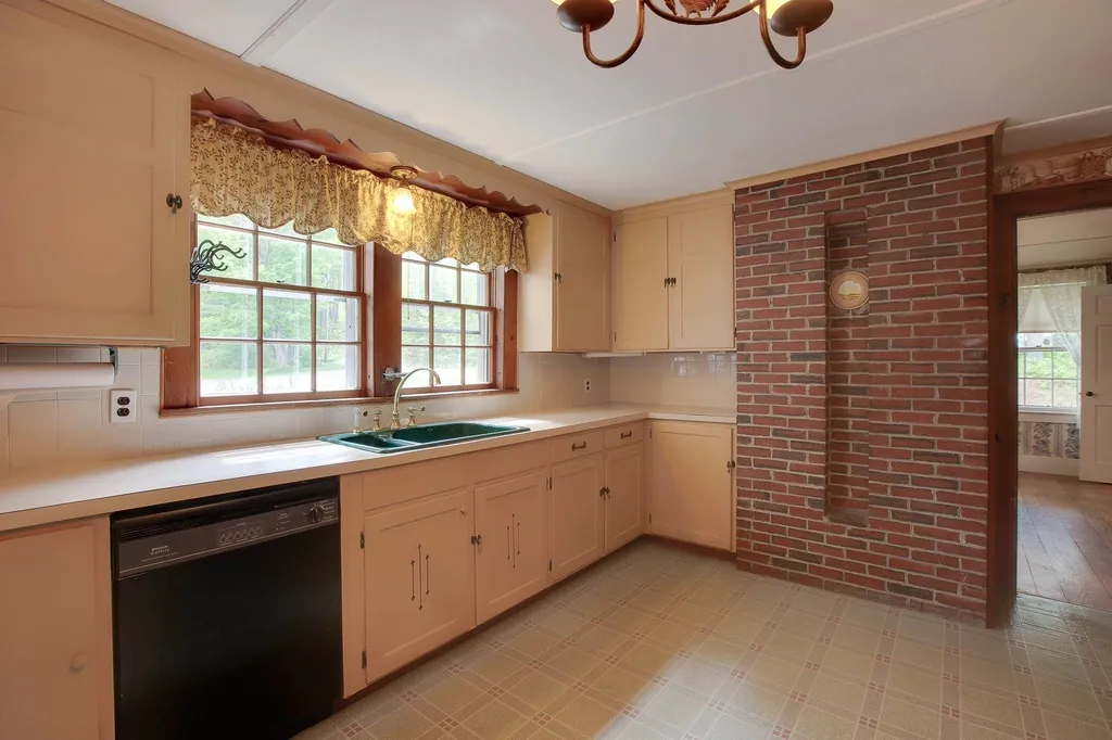 30 Cass Mill Road Hill NH 03243-3322