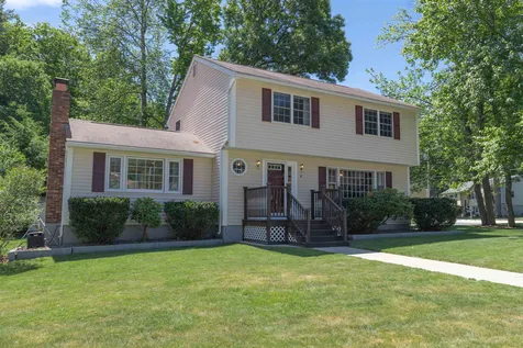 8 Frost Drive Nashua NH 03063