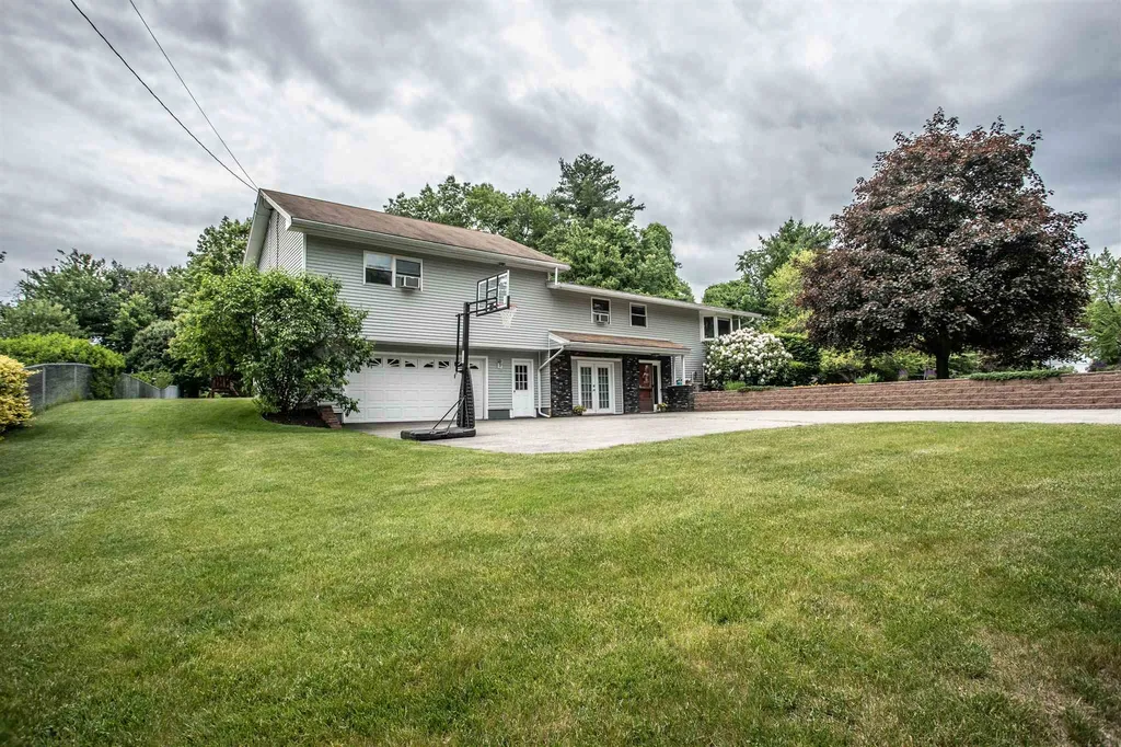 7 Castle Drive Hooksett NH 03106