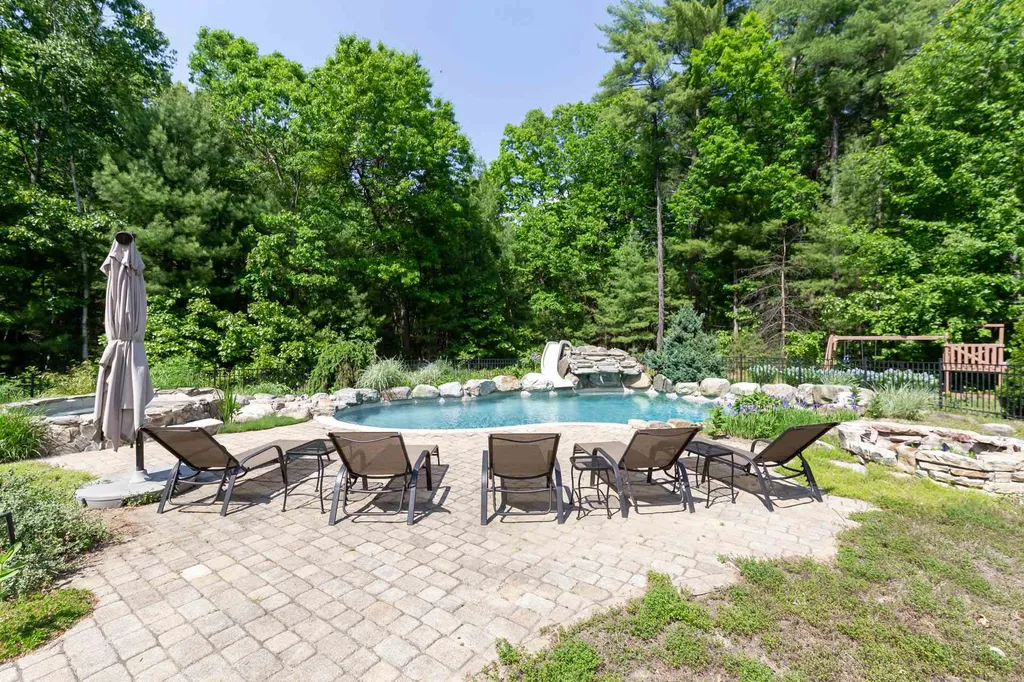 26 Adam Drive Hudson NH 03051