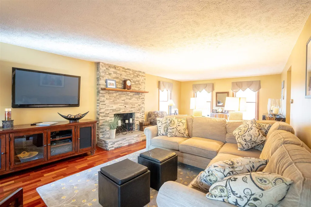 17 Meadowbrook Road Derry NH 03038