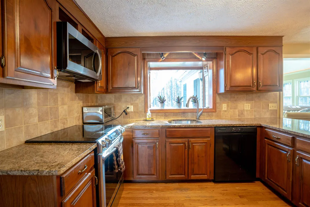 17 Meadowbrook Road Derry NH 03038
