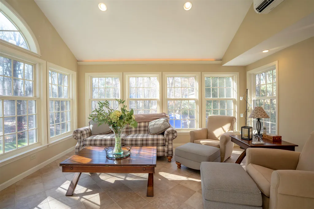 17 Meadowbrook Road Derry NH 03038
