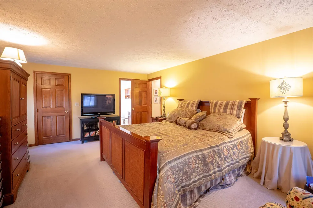 17 Meadowbrook Road Derry NH 03038