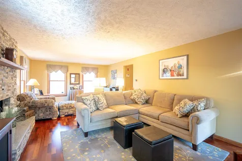 17 Meadowbrook Road Derry NH 03038