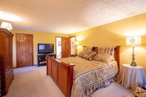 17 Meadowbrook Road Derry NH 03038