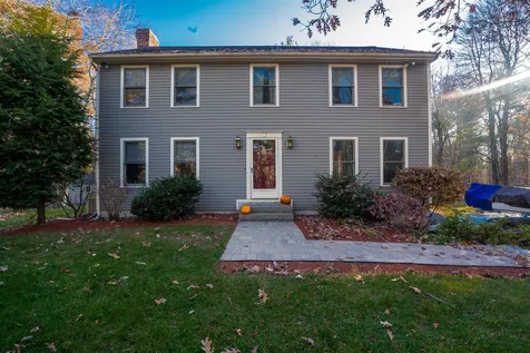 17 Meadowbrook Road Derry NH 03038