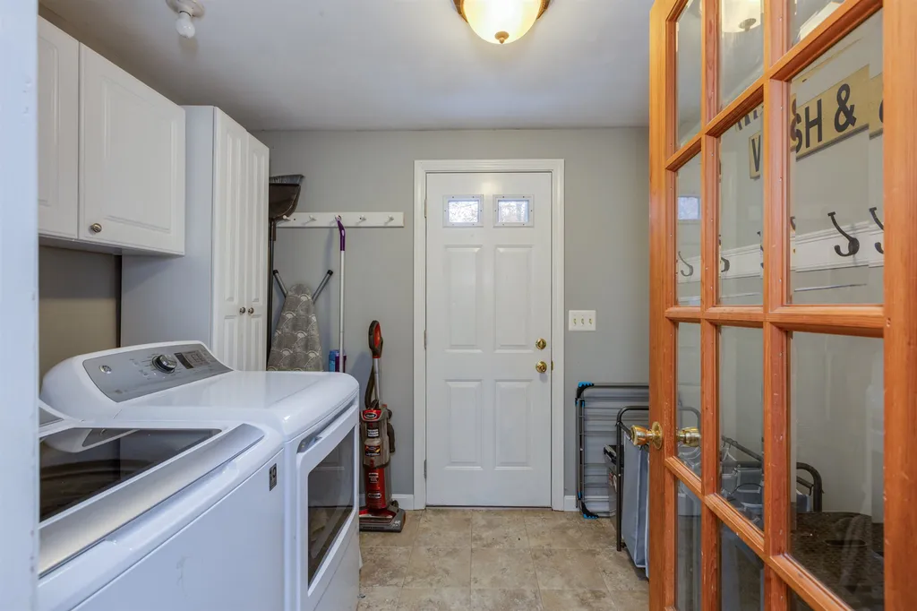 11 Hampshire Lane Londonderry NH 03053