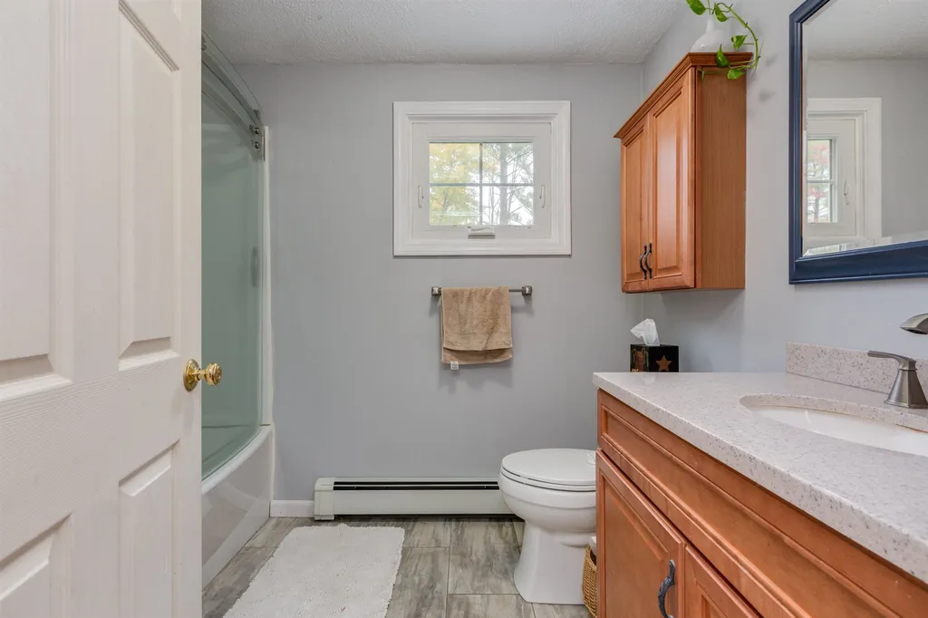 11 Hampshire Lane Londonderry NH 03053