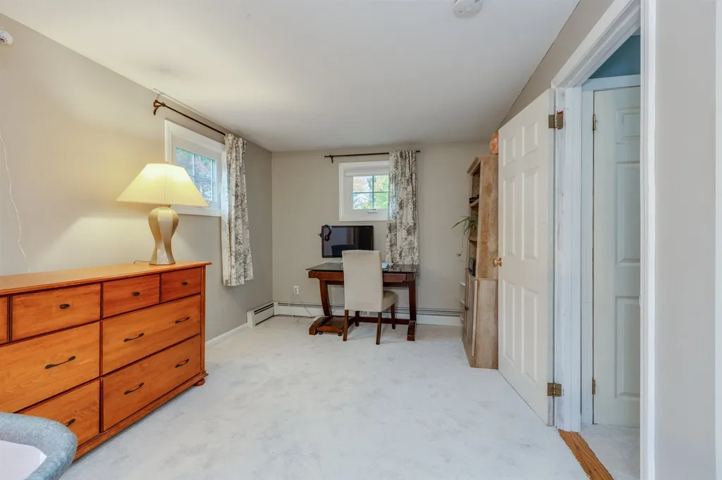 11 Hampshire Lane Londonderry NH 03053