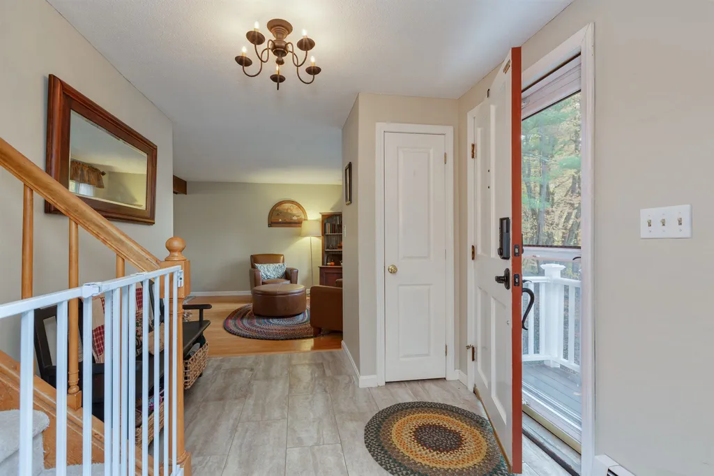 11 Hampshire Lane Londonderry NH 03053