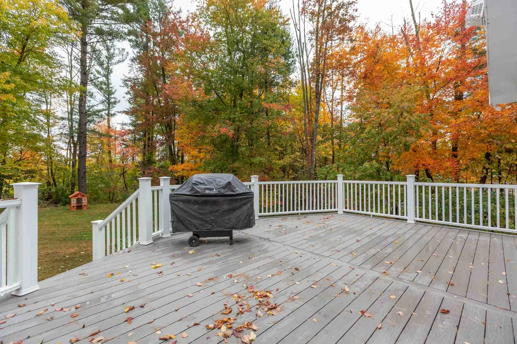 11 Hampshire Lane Londonderry NH 03053
