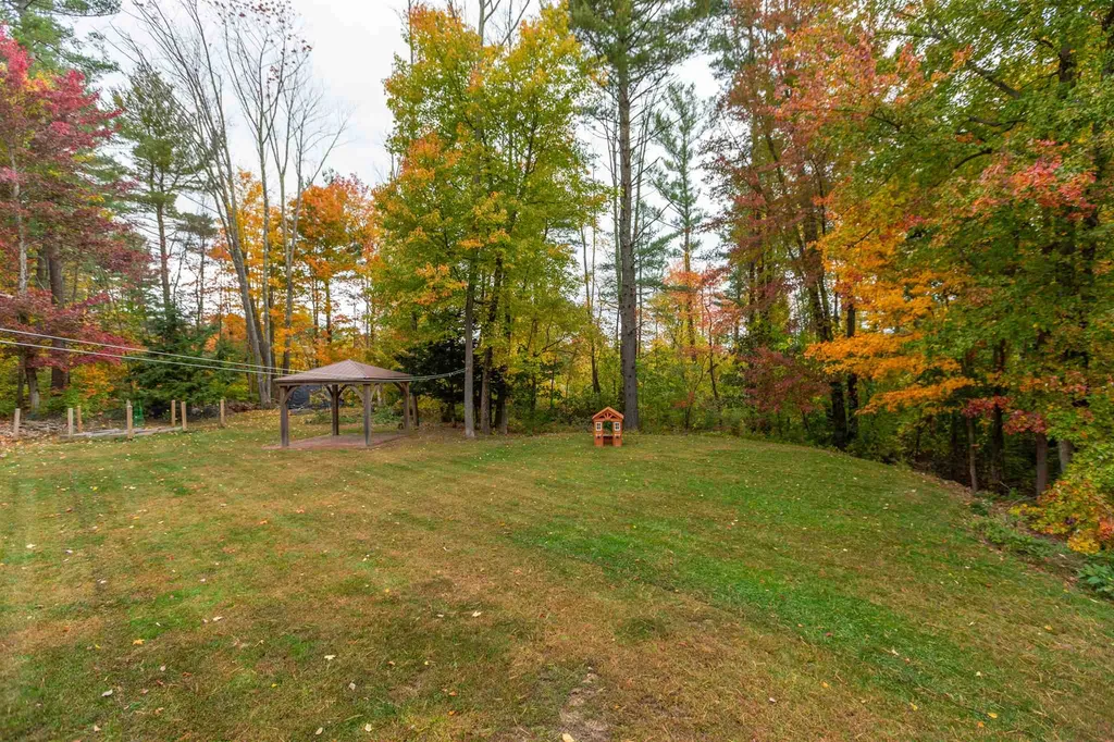 11 Hampshire Lane Londonderry NH 03053