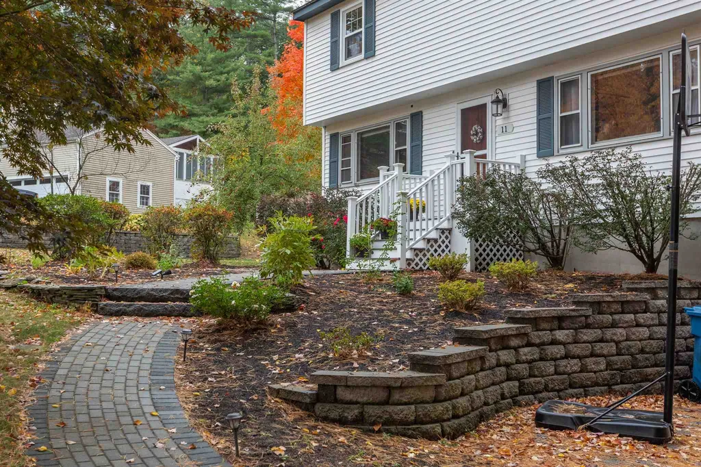 11 Hampshire Lane Londonderry NH 03053