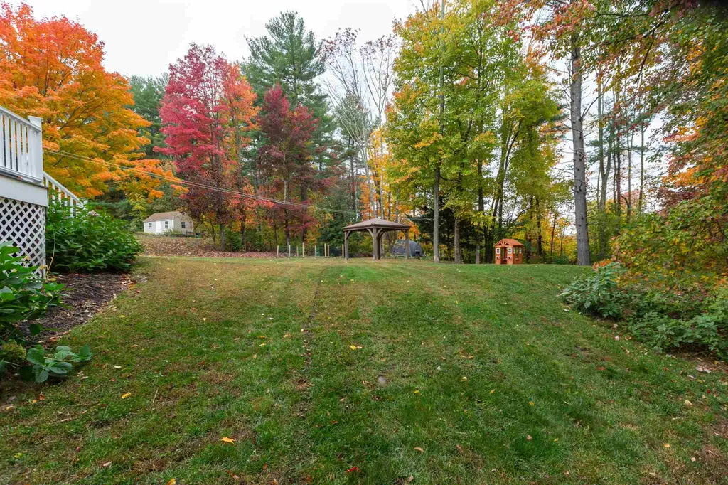 11 Hampshire Lane Londonderry NH 03053