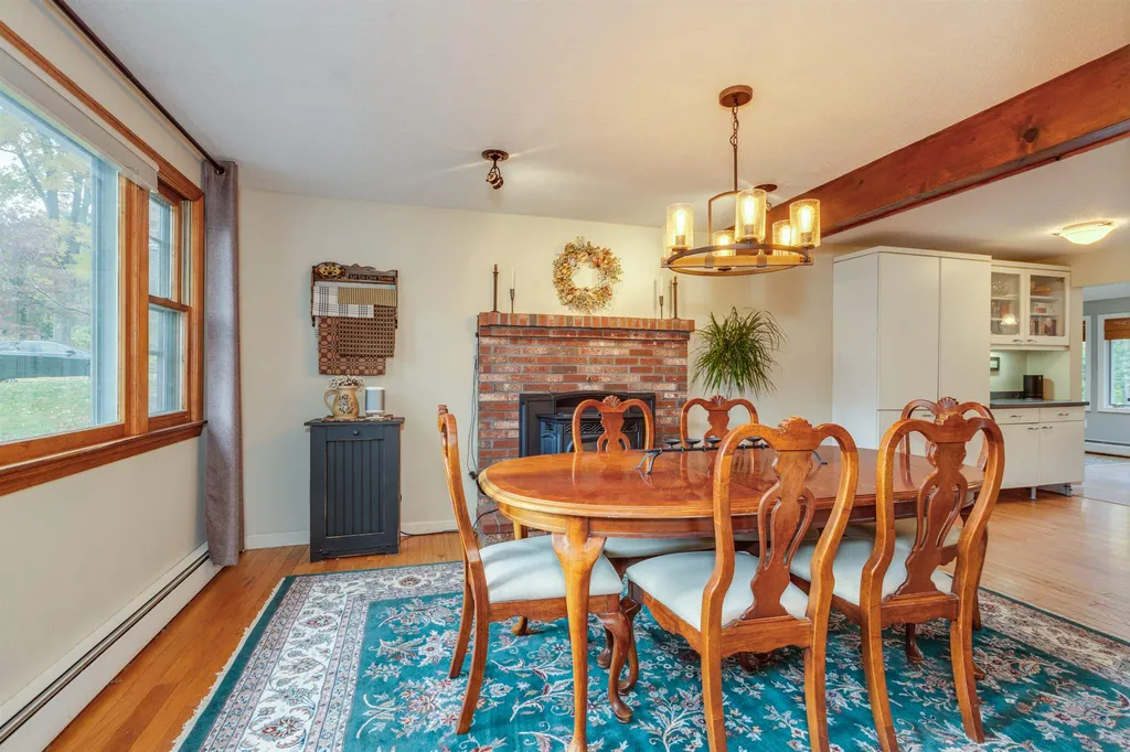 11 Hampshire Lane Londonderry NH 03053