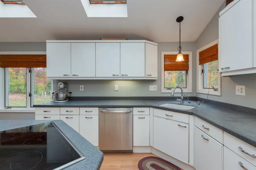 11 Hampshire Lane Londonderry NH 03053