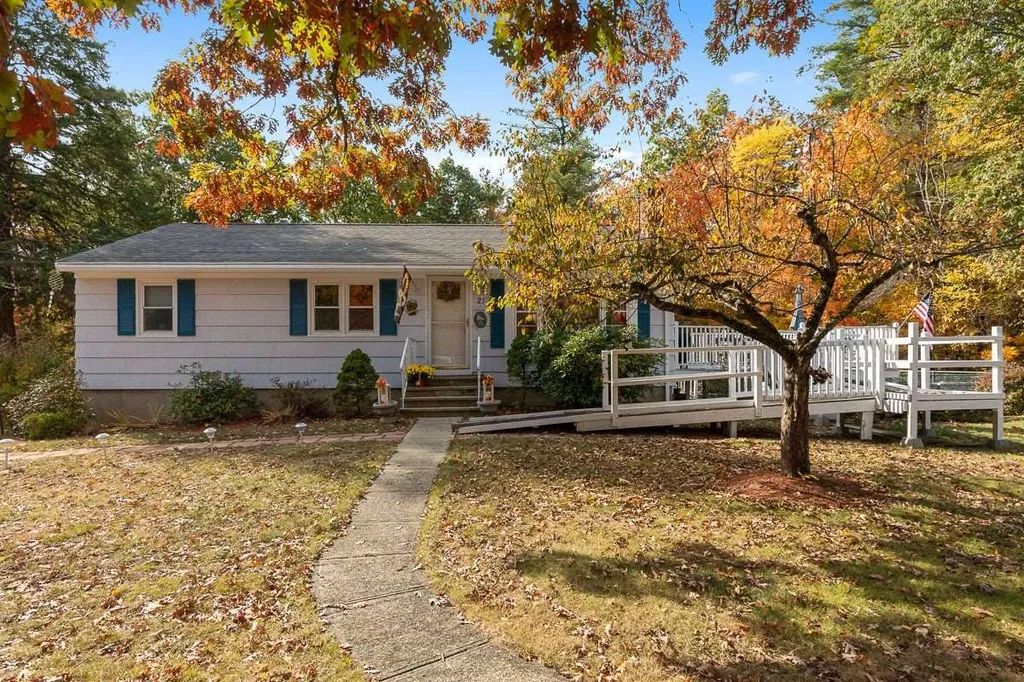 21 Woodlawn Avenue Atkinson NH 03811