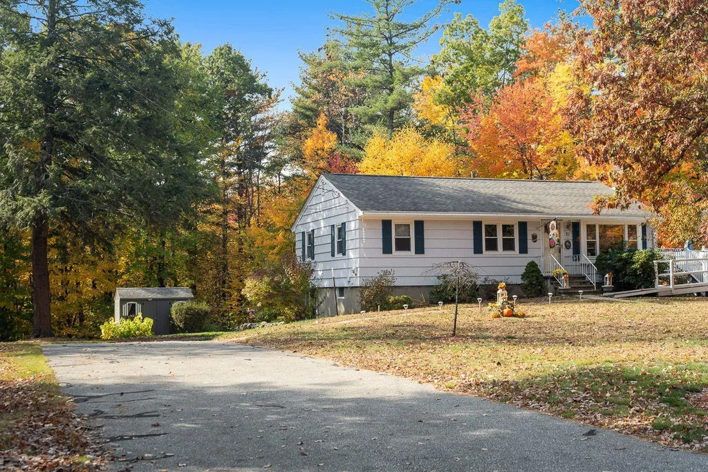 21 Woodlawn Avenue Atkinson NH 03811