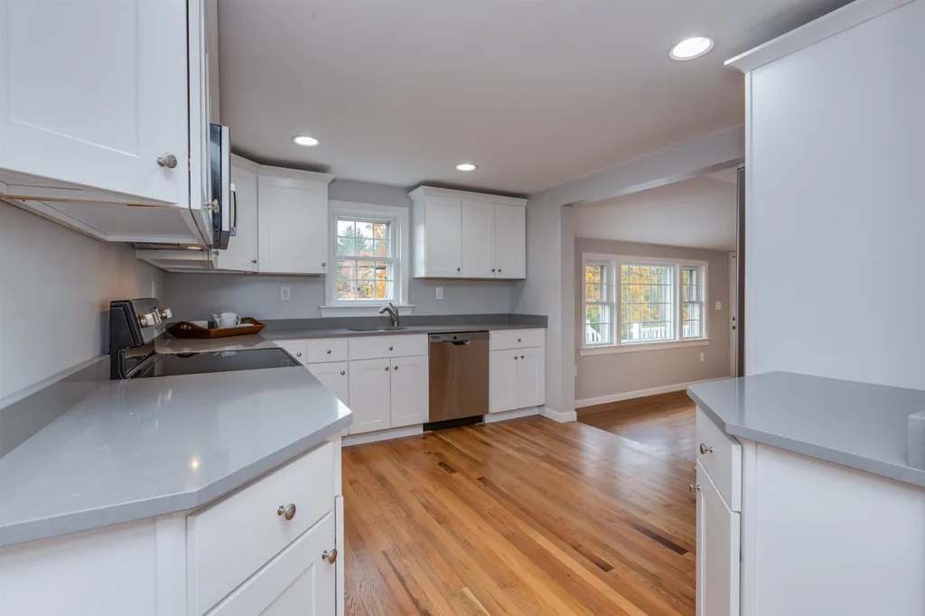 104 Litchfield Road Londonderry NH 03053