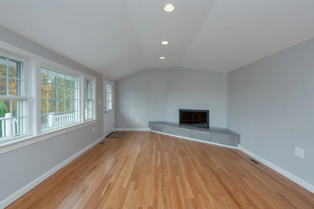 104 Litchfield Road Londonderry NH 03053