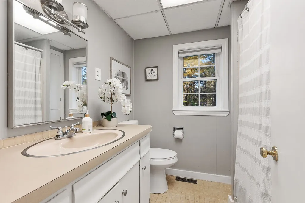 27 4th Street Kingston NH 03848