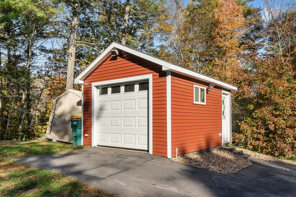 27 4th Street Kingston NH 03848