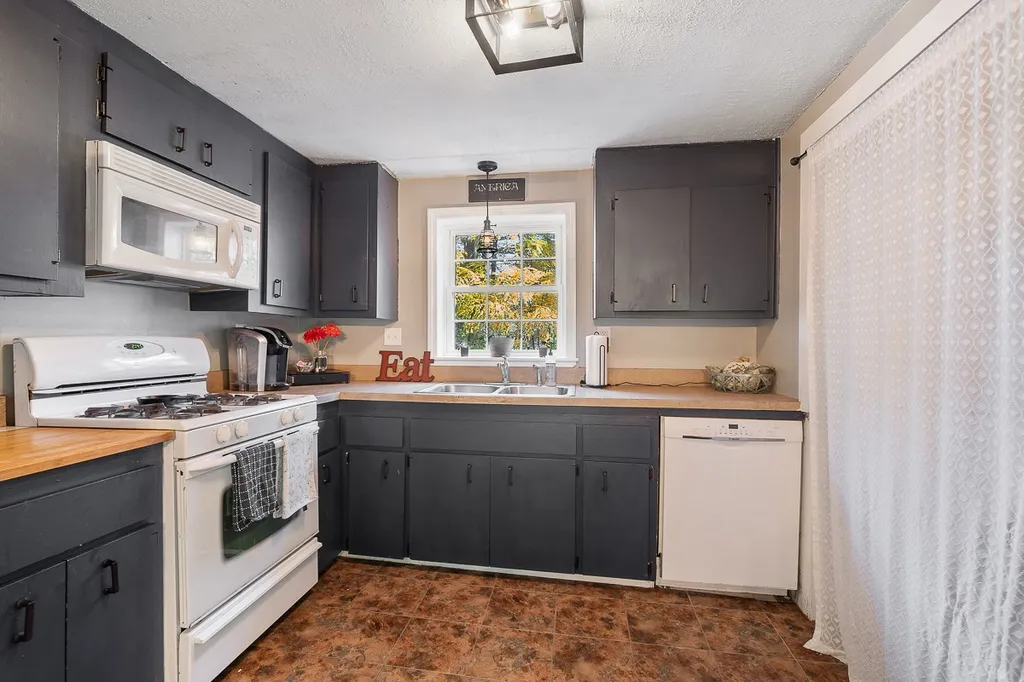 27 4th Street Kingston NH 03848