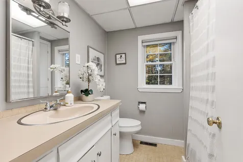 27 4th Street Kingston NH 03848