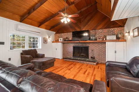 27 4th Street Kingston NH 03848