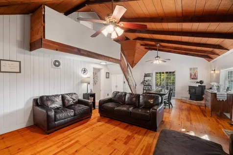 27 4th Street Kingston NH 03848