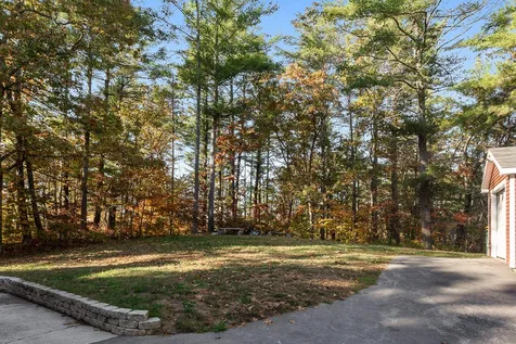 27 4th Street Kingston NH 03848