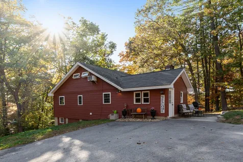 27 4th Street Kingston NH 03848