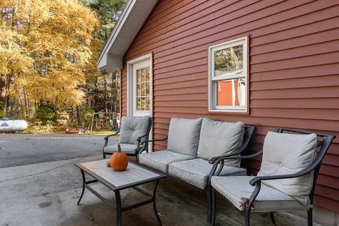 27 4th Street Kingston NH 03848
