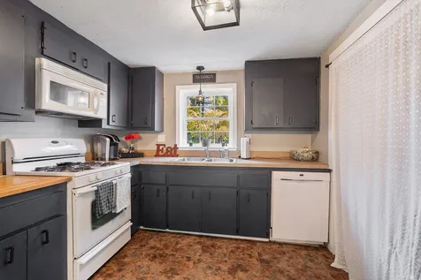 27 4th Street Kingston NH 03848