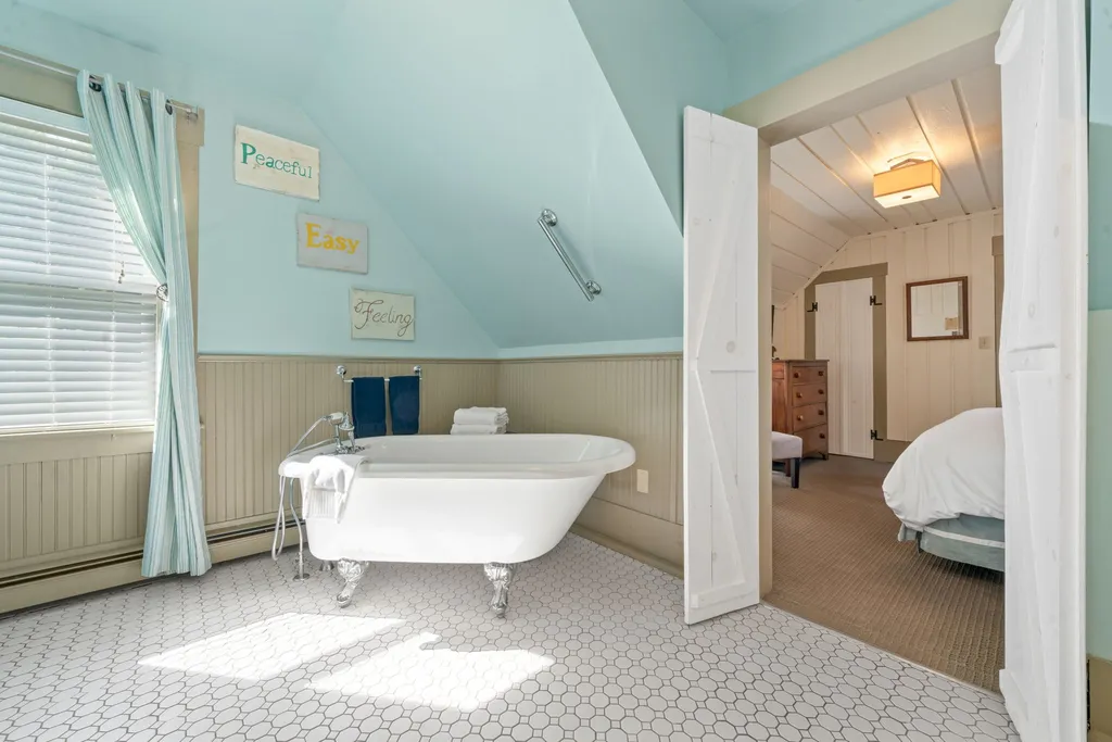 28 Shepard Hill Road Holderness NH 03245