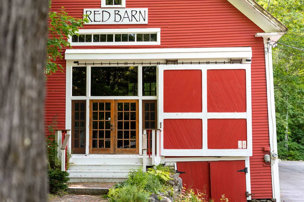 28 Shepard Hill Road Holderness NH 03245