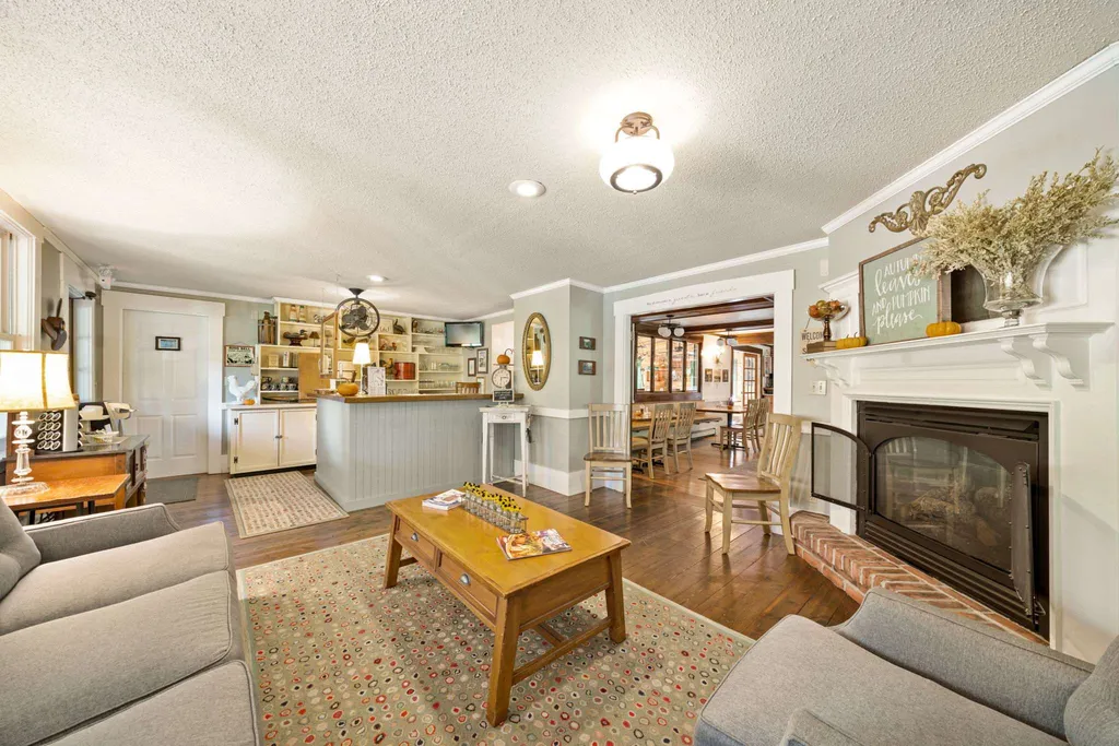 28 Shepard Hill Road Holderness NH 03245