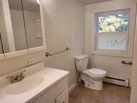28 Chester Road Raymond NH 03077