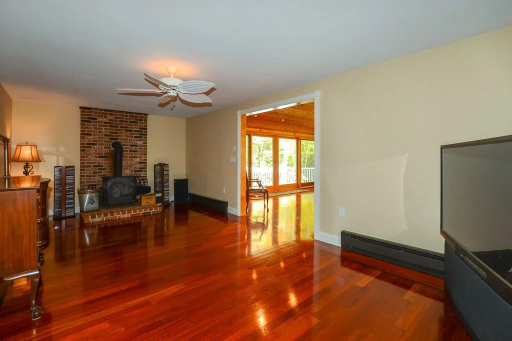 9 Hemlock Circle Sandown NH 03873-2407