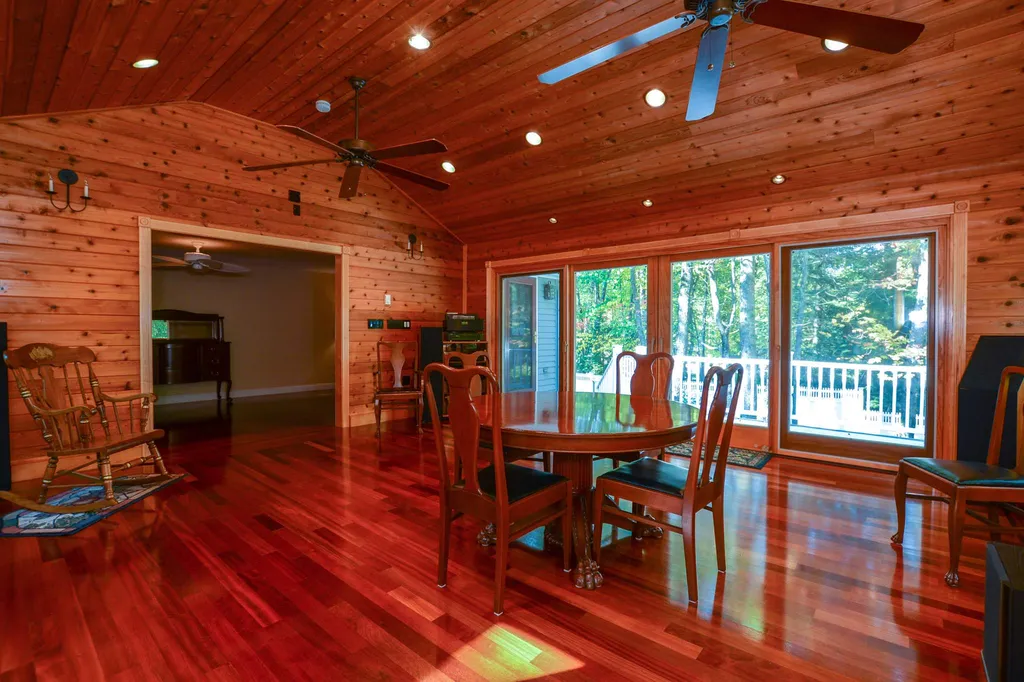 9 Hemlock Circle Sandown NH 03873-2407