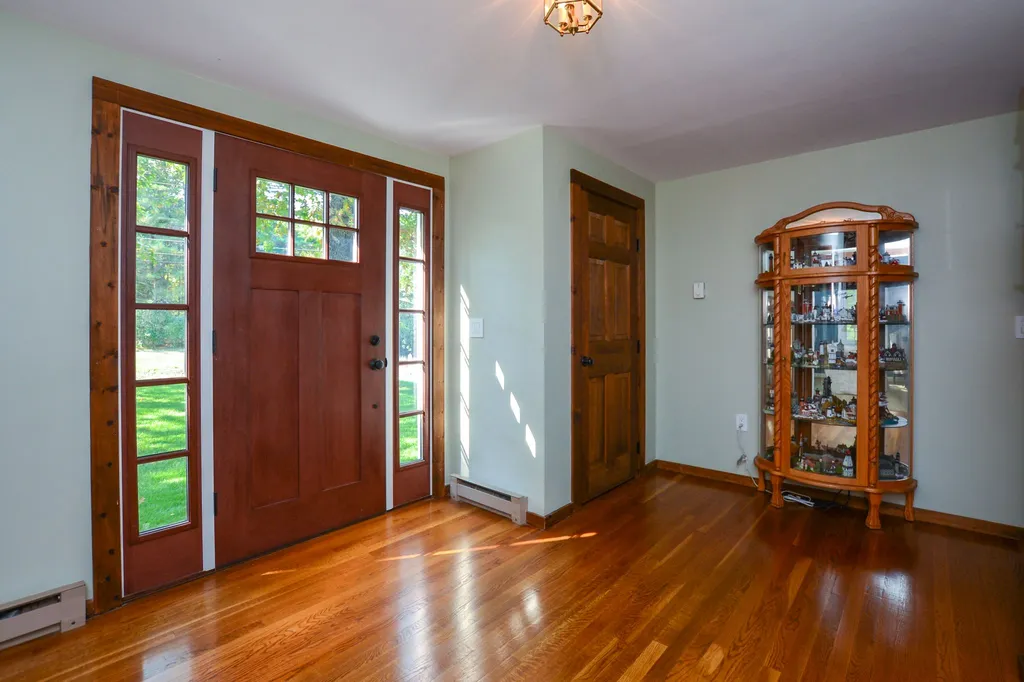 9 Hemlock Circle Sandown NH 03873-2407