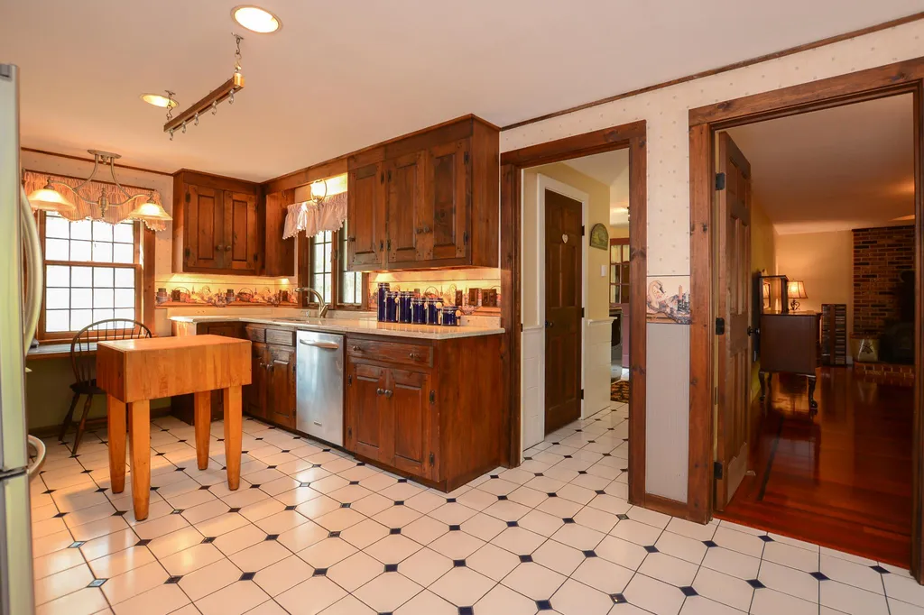 9 Hemlock Circle Sandown NH 03873-2407