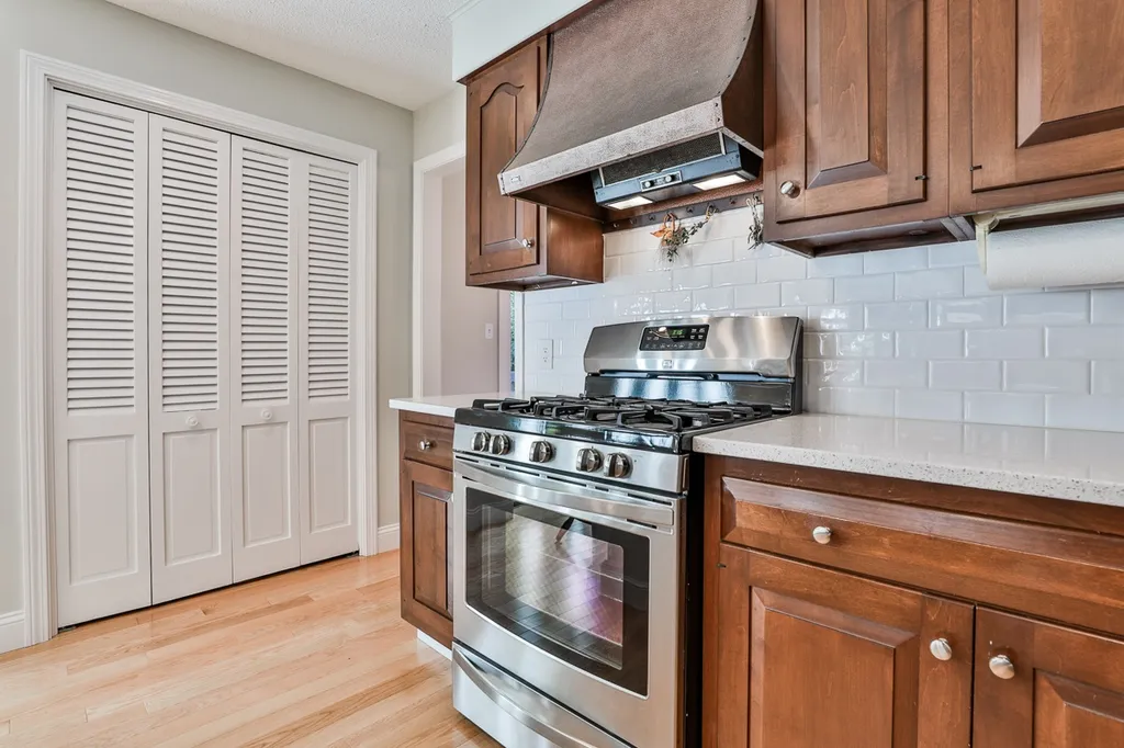 27 Browning Avenue Nashua NH 03062-2478