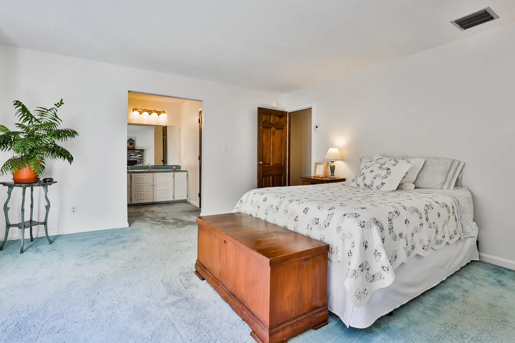 27 Browning Avenue Nashua NH 03062-2478