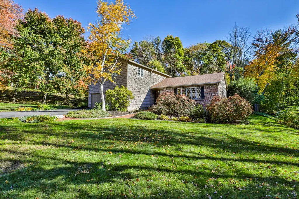 27 Browning Avenue Nashua NH 03062-2478