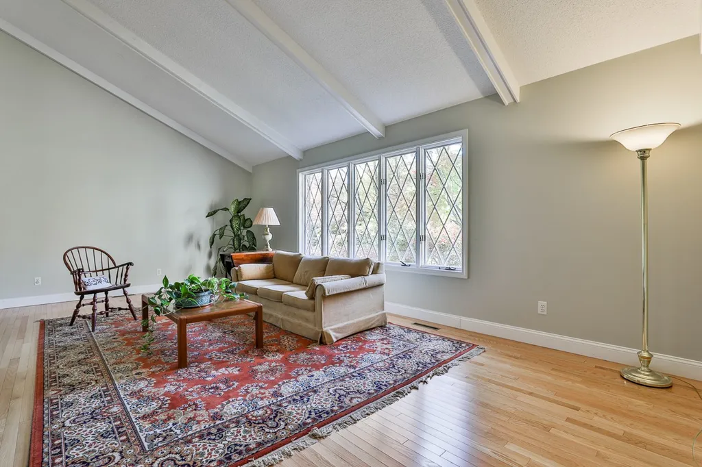 27 Browning Avenue Nashua NH 03062-2478