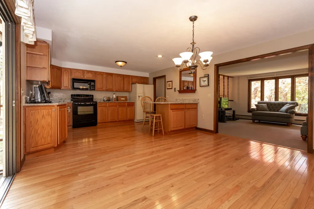 16 Dianna Road Londonderry NH 03053