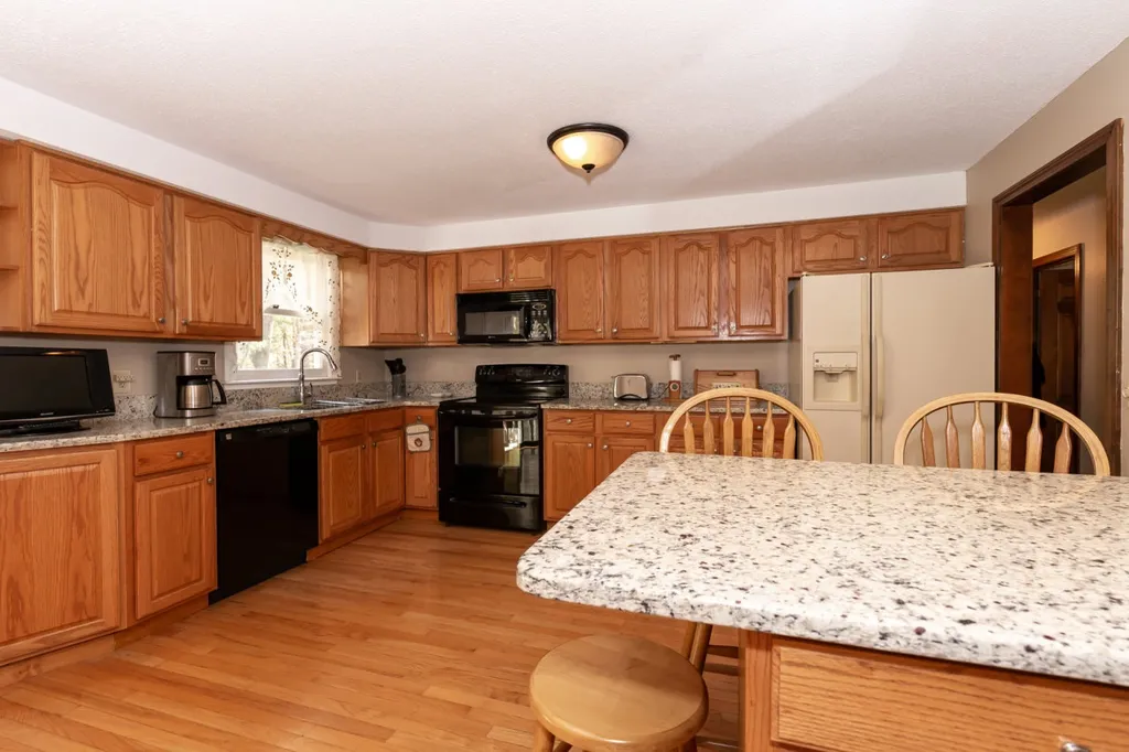 16 Dianna Road Londonderry NH 03053