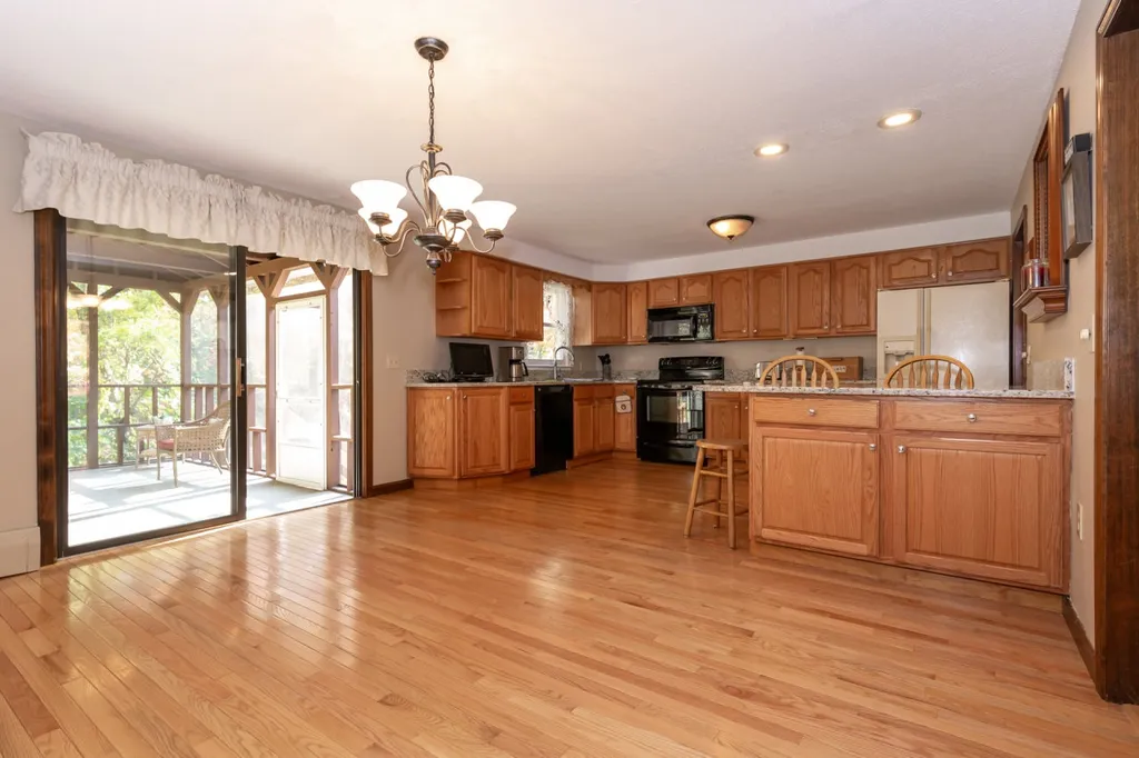 16 Dianna Road Londonderry NH 03053